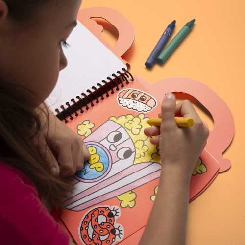 Libro con pinturas y pegatinas, Yummy - Omy
