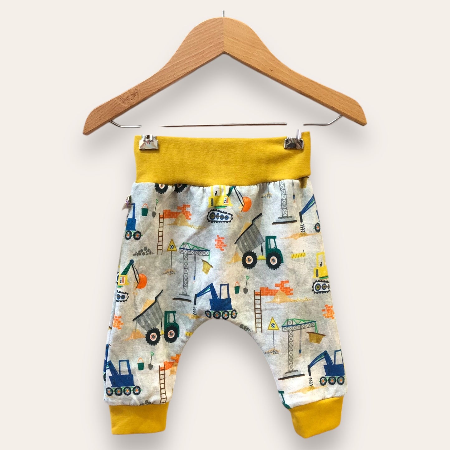 Sudadera y pantalón camiones y grúas con ocre