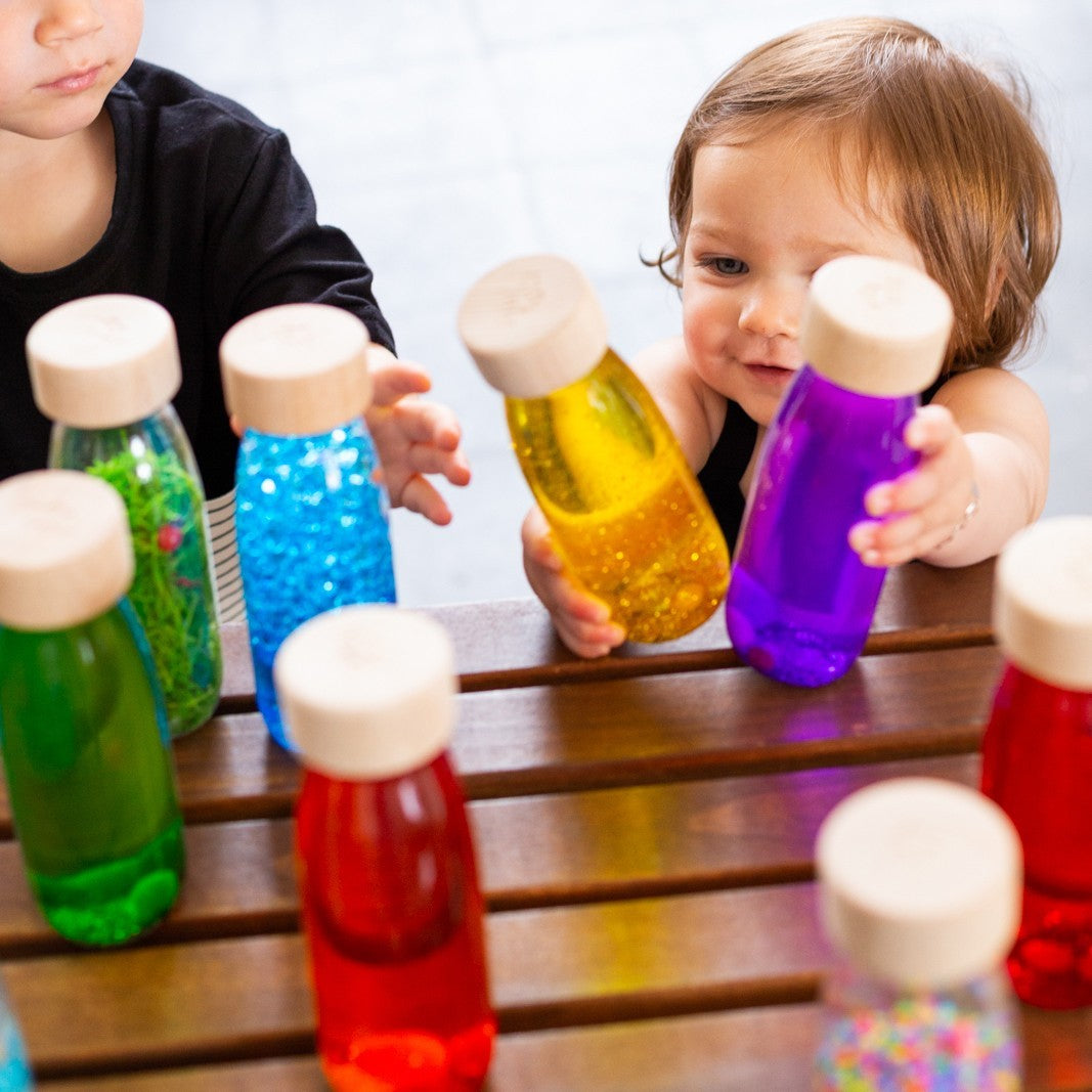 Botella sensorial, Float Bottle Red - Petit Boum