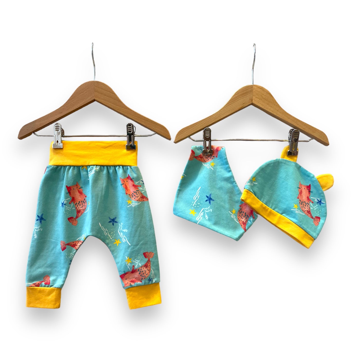 Conjunto pantalón, gorrito y bandana gatosirena