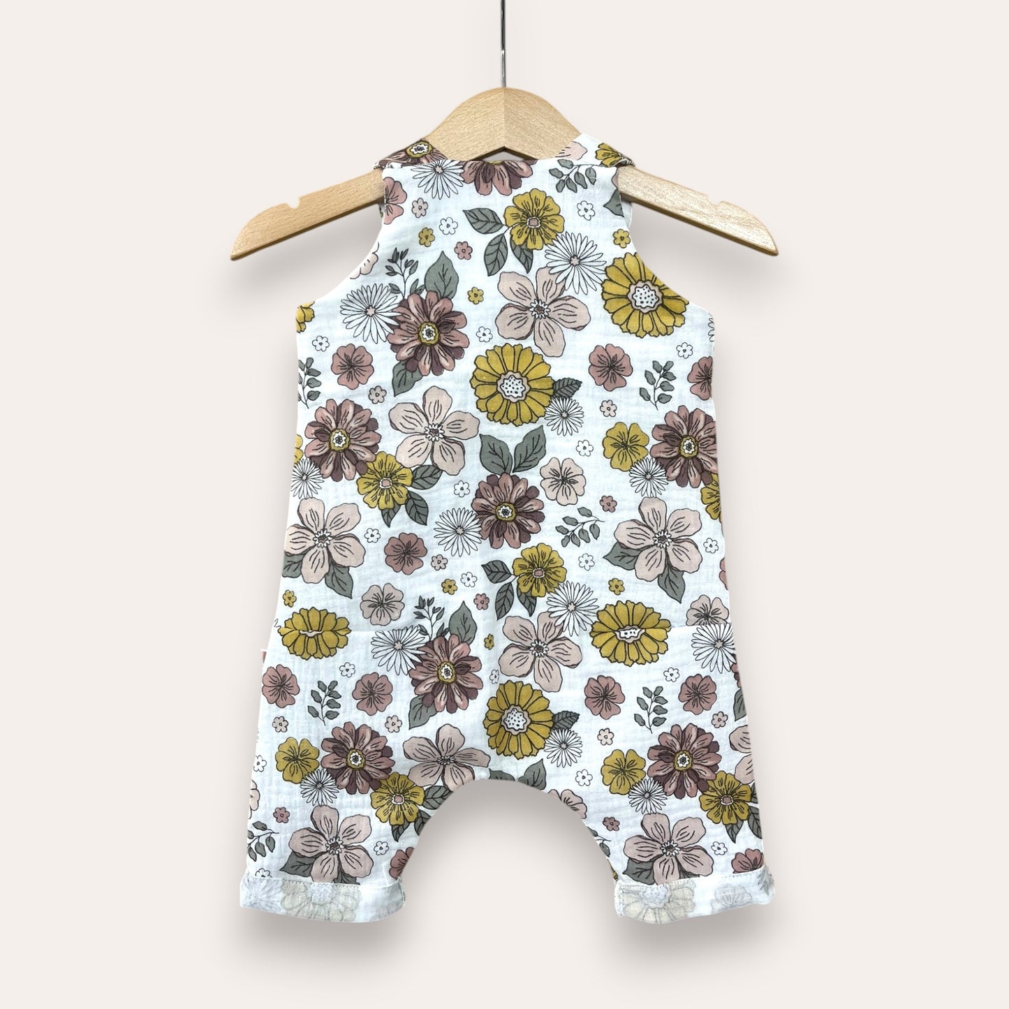 Peto muselina flores fondo blanco roto - Kurmi Kids