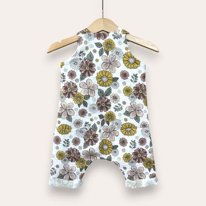 Peto muselina flores fondo blanco roto - Kurmi Kids