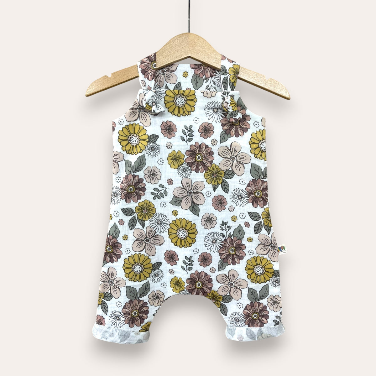 Peto muselina flores fondo blanco roto - Kurmi Kids